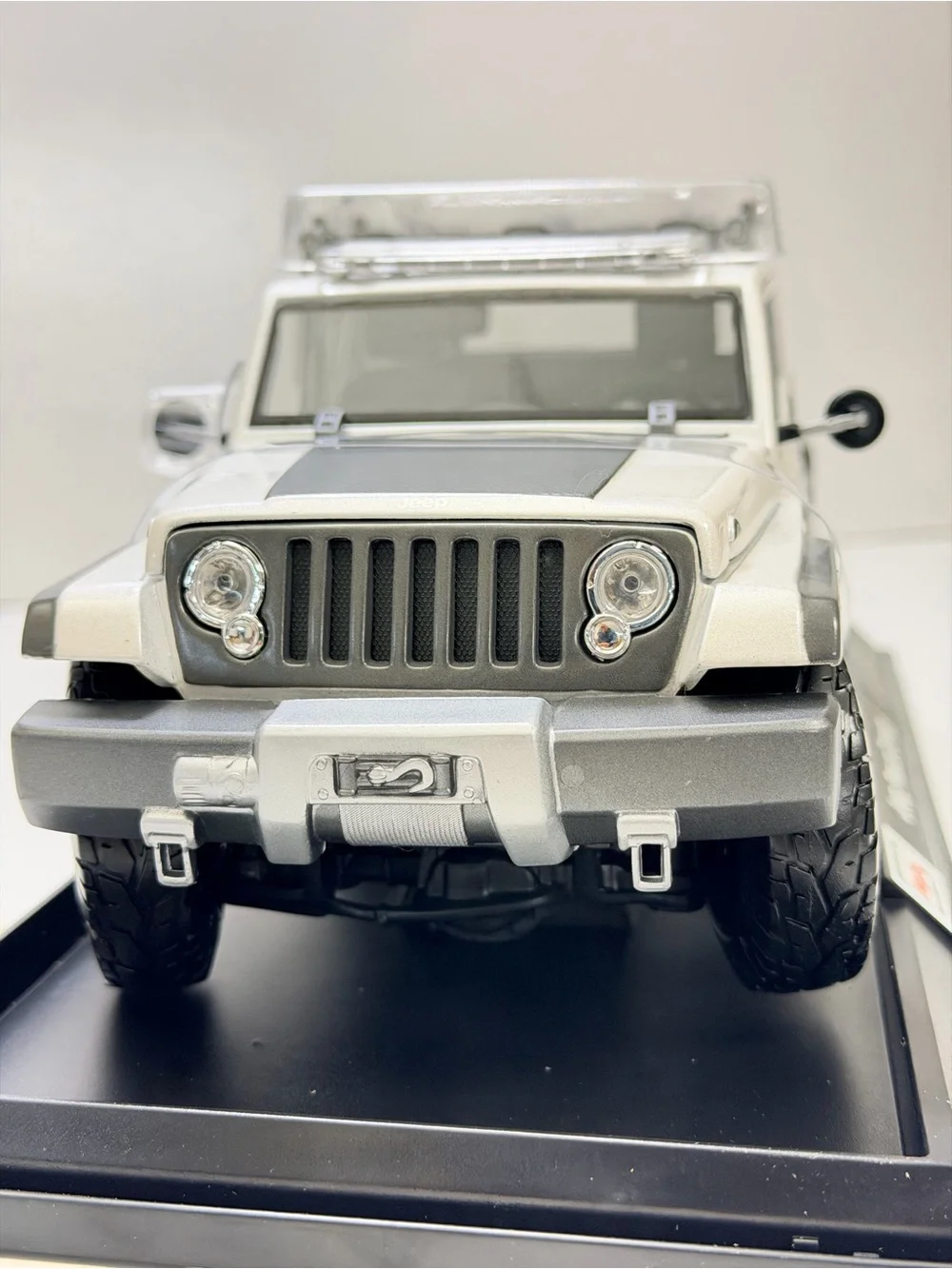 Maisto White Jeep Rescue Concept Die-Cast Toy Vehicle
